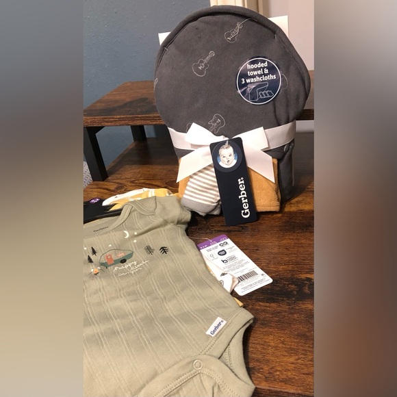 Gerber 3 Pack Of Onesies & Hooded Towel With Three Matching Washcloths all NWT - Picture 2 of 11